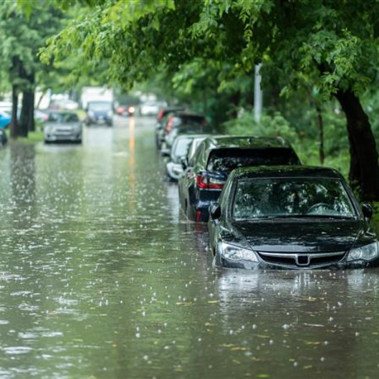 Overstroomde weg met auto&#039;s deels onder water