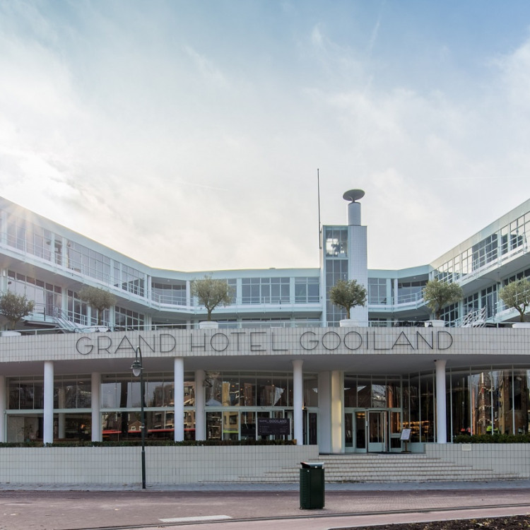 Gebouw met daarop de tekst Grand Hotel Gooiland